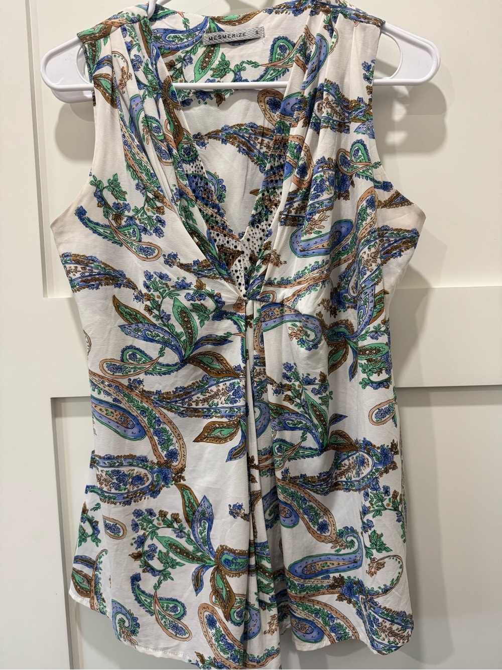 Vintage White Paisley Twist-Front Sleeveless Y2K top